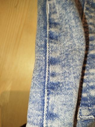 Jeans con orlo sfrangiato Bershka– stile vintage