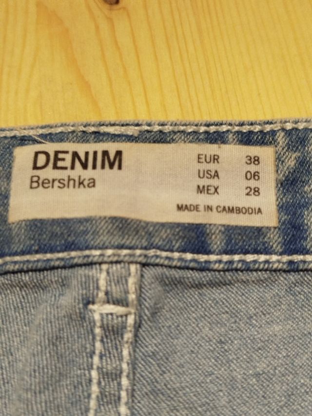 Jeans con orlo sfrangiato Bershka– stile vintage