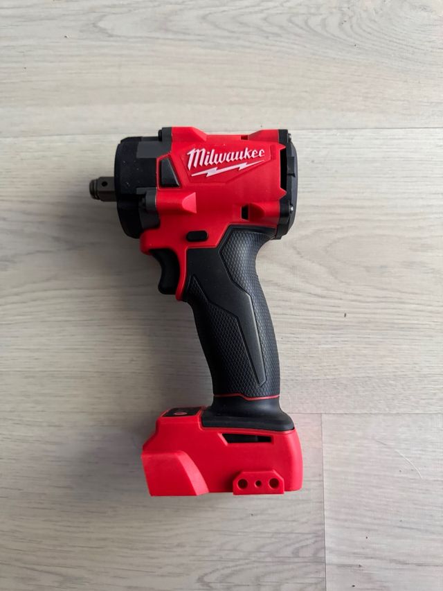 Taladro percutor Milwaukee m18 fiw212