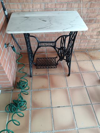 Mesa antigua Singer mármol