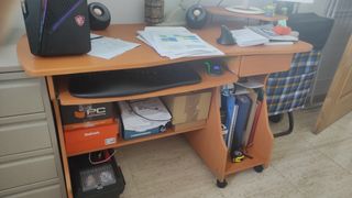 Escritorio madera, ordenador sobremesa