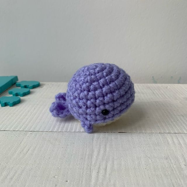 Balena amigurumi viola