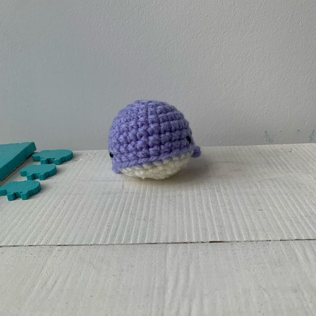 Balena amigurumi viola