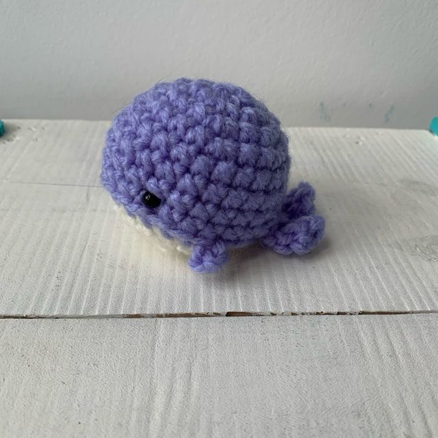 Balena amigurumi viola