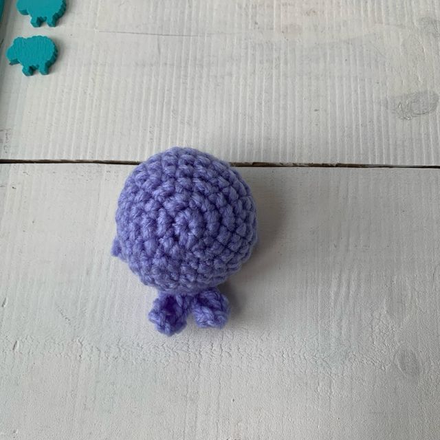 Balena amigurumi viola
