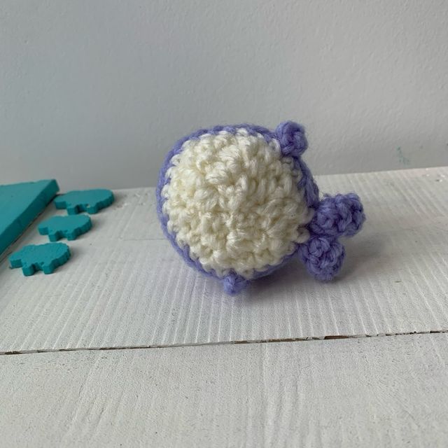 Balena amigurumi viola