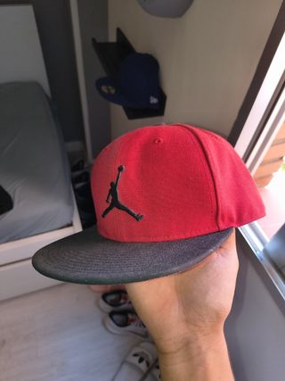 Gorra Jordan roja y negra