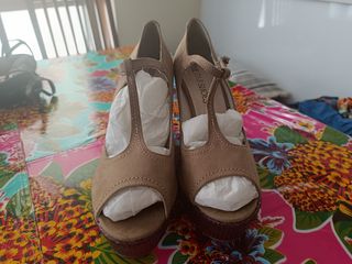 Zapatos peep toe de cuña T.40
