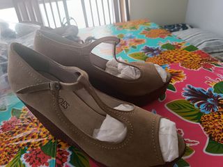Zapatos peep toe de cuña T.40