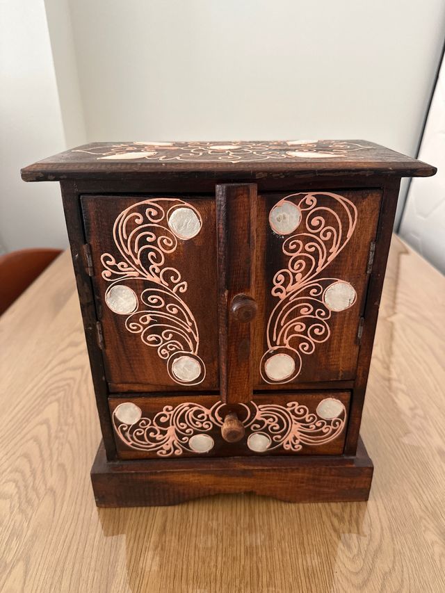 Joyero de madera tallada