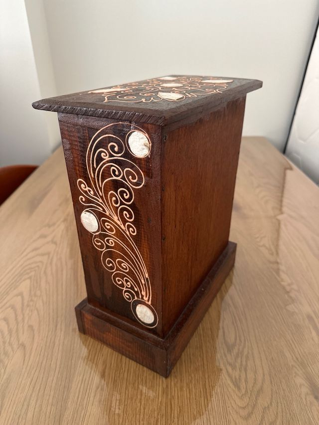 Joyero de madera tallada