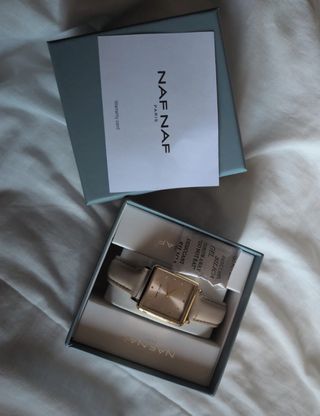 Reloj NAF NAF beige y dorado