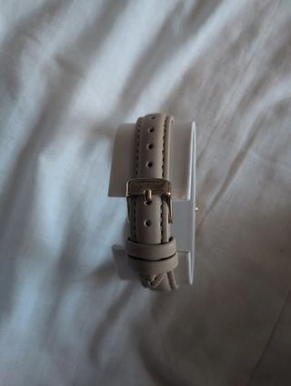 Reloj NAF NAF beige y dorado