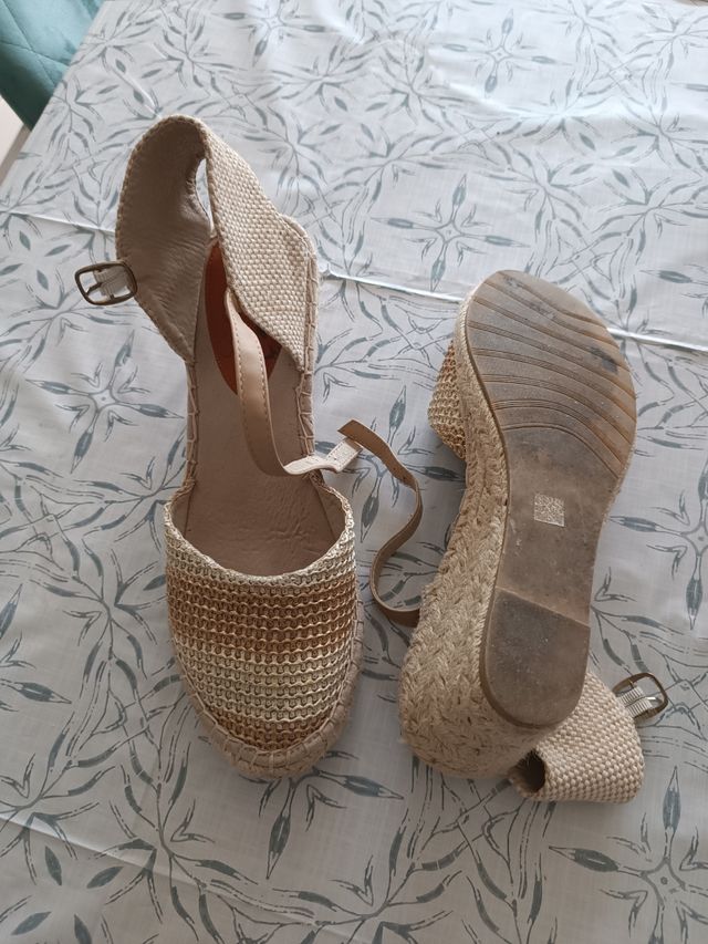 Zapatos cuña beige y dorado