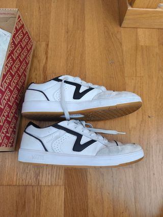 Zapatillas Vans blancas y negras