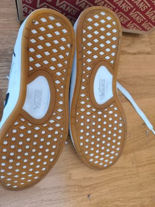 Zapatillas Vans blancas y negras