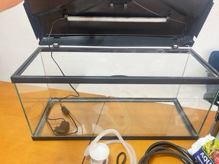 acuario de 135L con filtro y accesorios