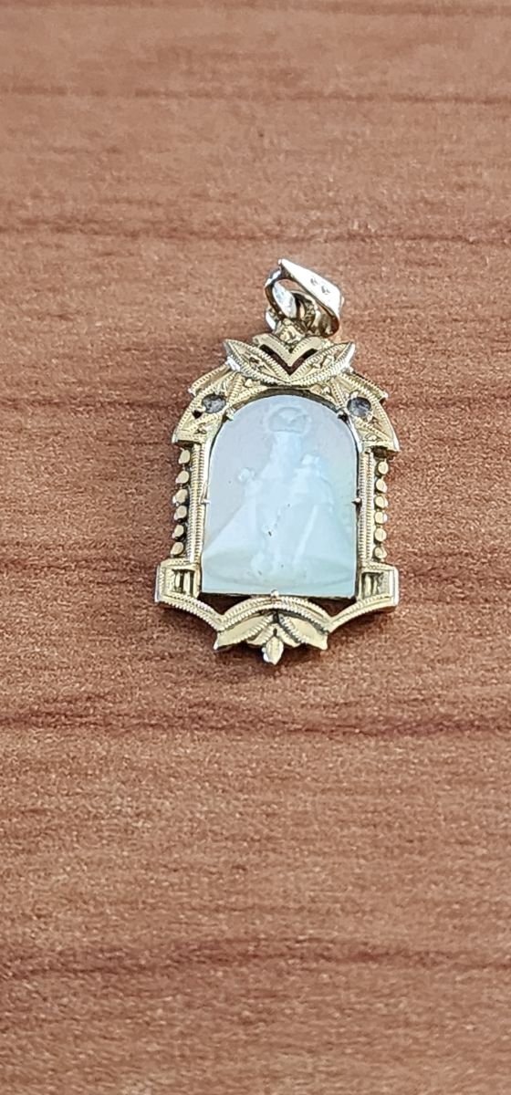 Medalla oro y nácar