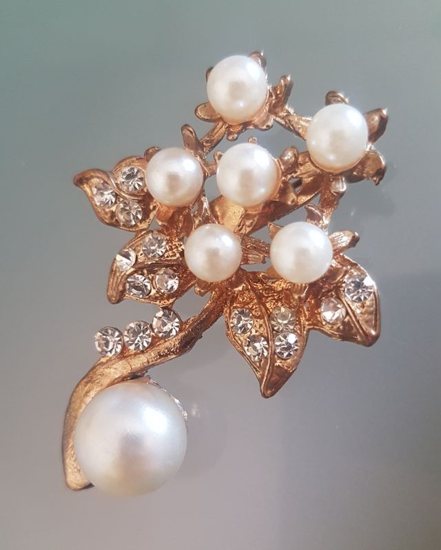 Spilla vintage a fiore perle strass colore oro
