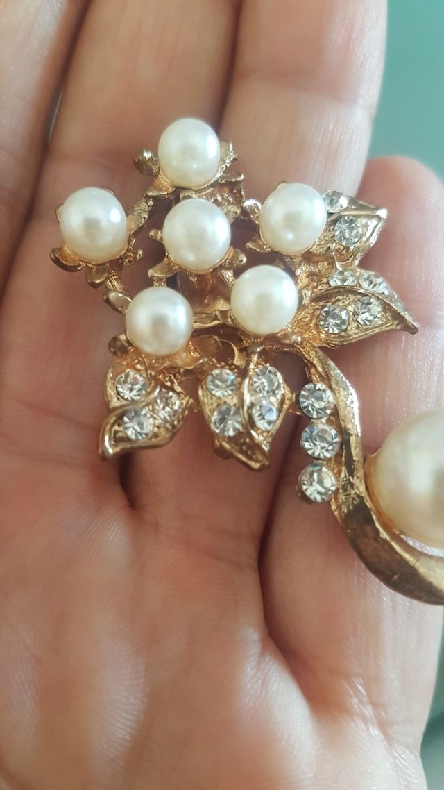 Spilla vintage a fiore perle strass colore oro
