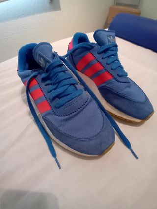 Zapatillas Adidas azules y rojas - 39 1/3