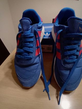 Zapatillas Adidas azules y rojas - 39 1/3