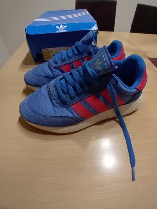 Zapatillas Adidas azules y rojas - 39 1/3