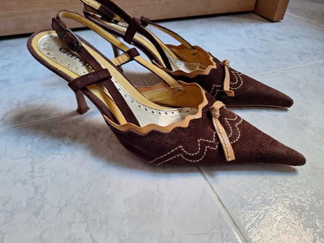 Tacones ante marrón