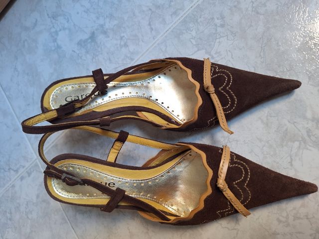 Tacones ante marrón