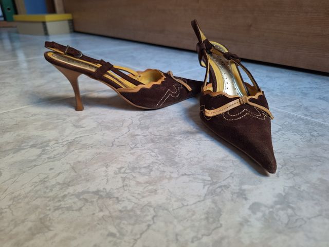 Tacones ante marrón