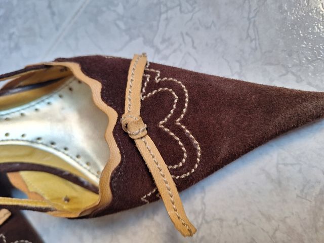 Tacones ante marrón