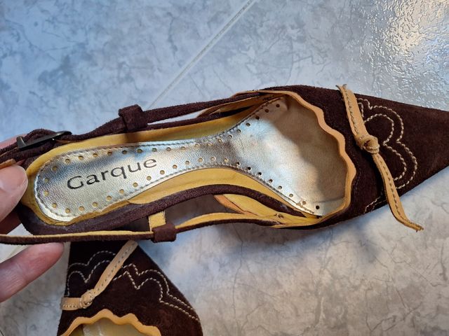 Tacones ante marrón