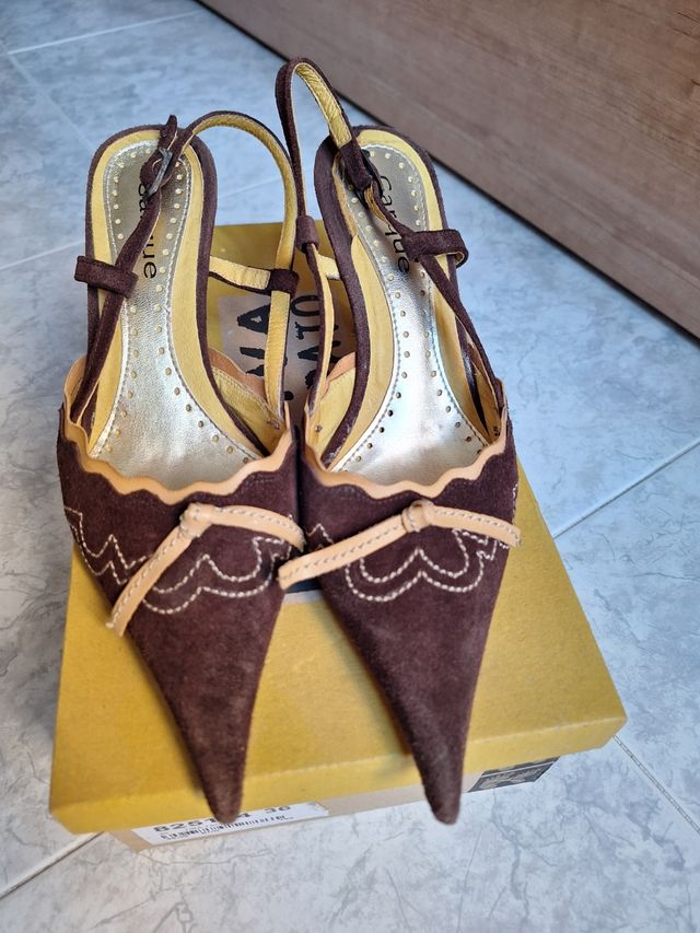 Tacones ante marrón