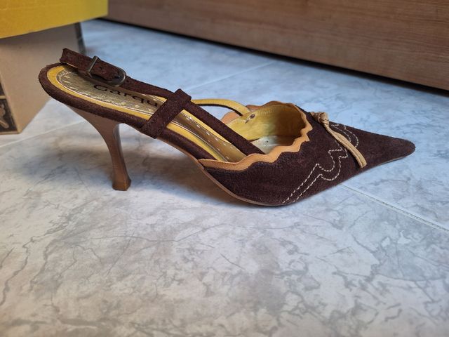 Tacones ante marrón