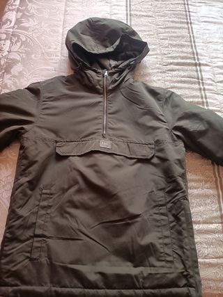 Chaqueta verde militar con capucha