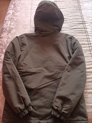 Chaqueta verde militar con capucha