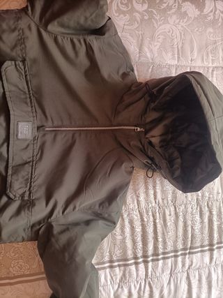 Chaqueta verde militar con capucha