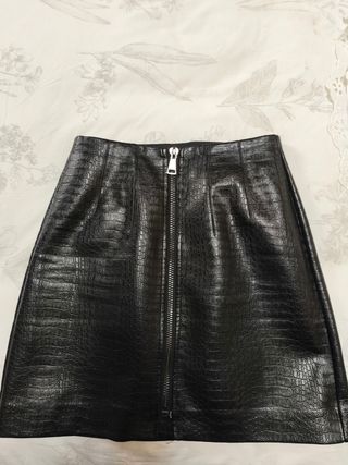 Falda negra polipiel efecto cocodrilo