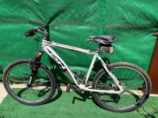 Bicicleta BH blanca montaña