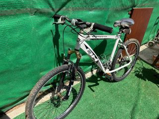 Bicicleta BH blanca montaña