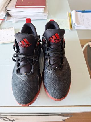 Zapatillas  deportivas Adidas negras y rojas talla