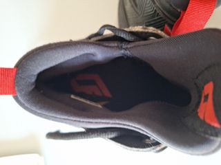 Zapatillas  deportivas Adidas negras y rojas talla