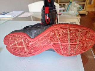 Zapatillas  deportivas Adidas negras y rojas talla