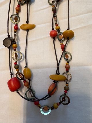 Collar marrón y rojo