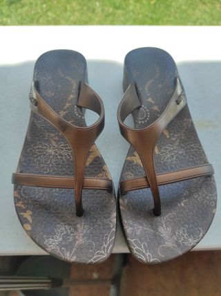 Chanclas Ipanema marrón-dorado