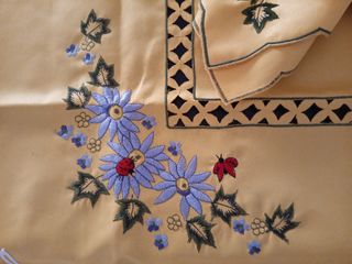 Mantel y 4 servilletas bordados amarillos