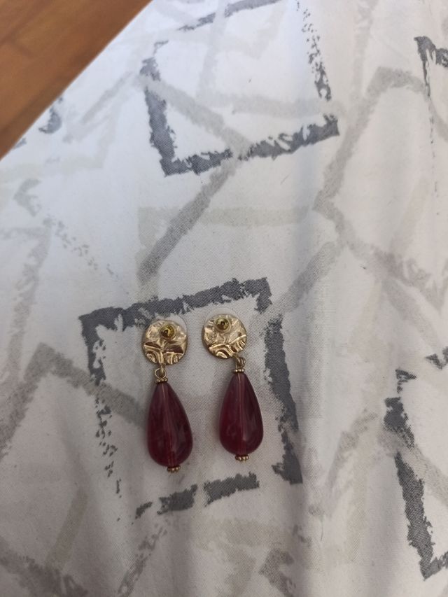 Pendientes dorados con piedras rojas