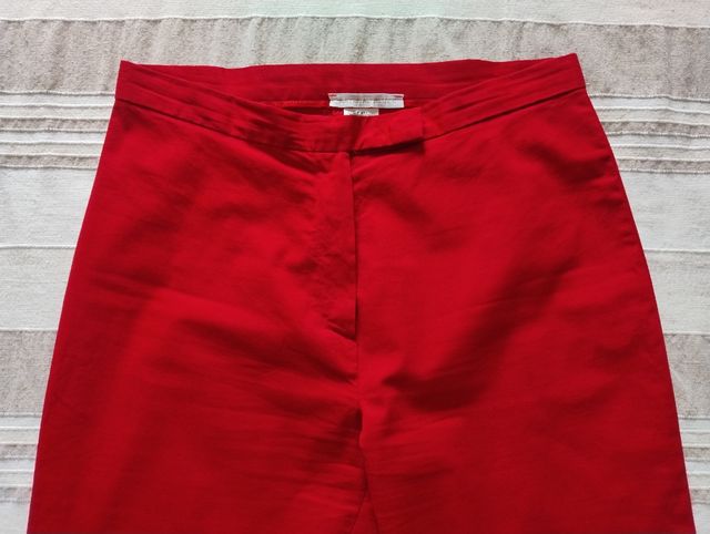 Pantaloni rossi in cotone leggermente svasati