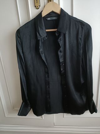 Camisa Zara negra satinada talla S