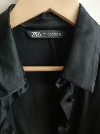 Camisa Zara negra satinada talla S